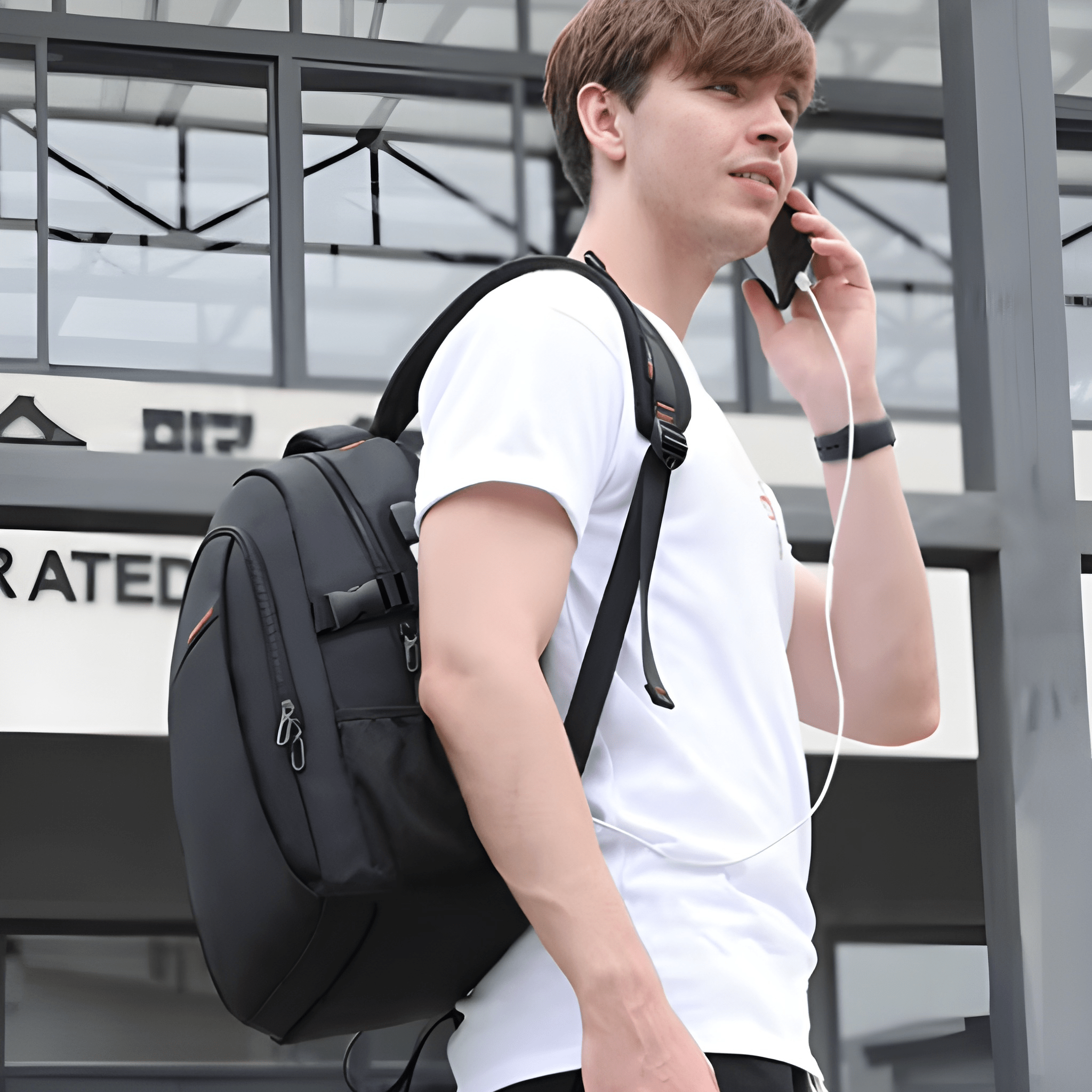 Sac à dos voyage noir de 30L – Étanche, Connecté & PC 15,6"